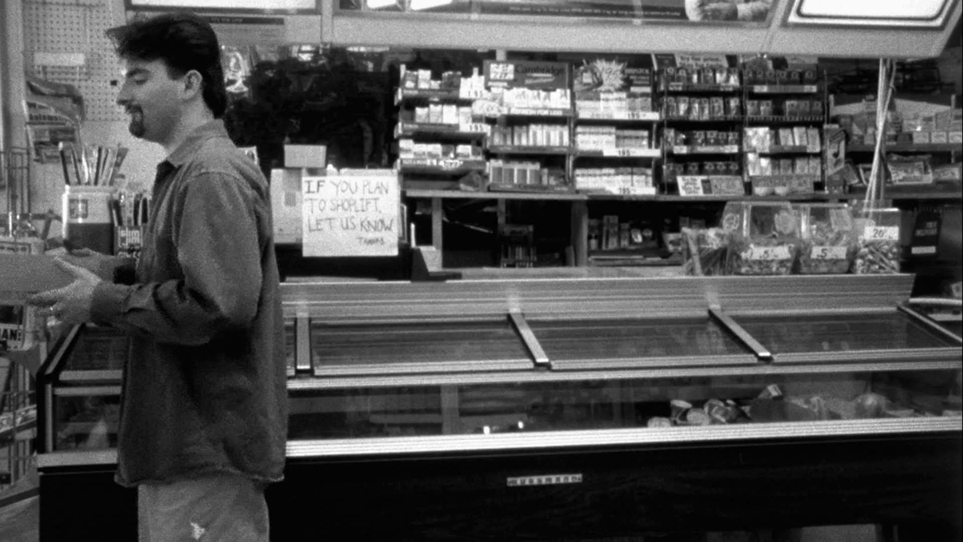 疯狂伙计/便当店凼凼转 Clerks.1994.EXTENDED.1080p.BluRay.x264.DTS-FGT 7.95GB-5.jpg