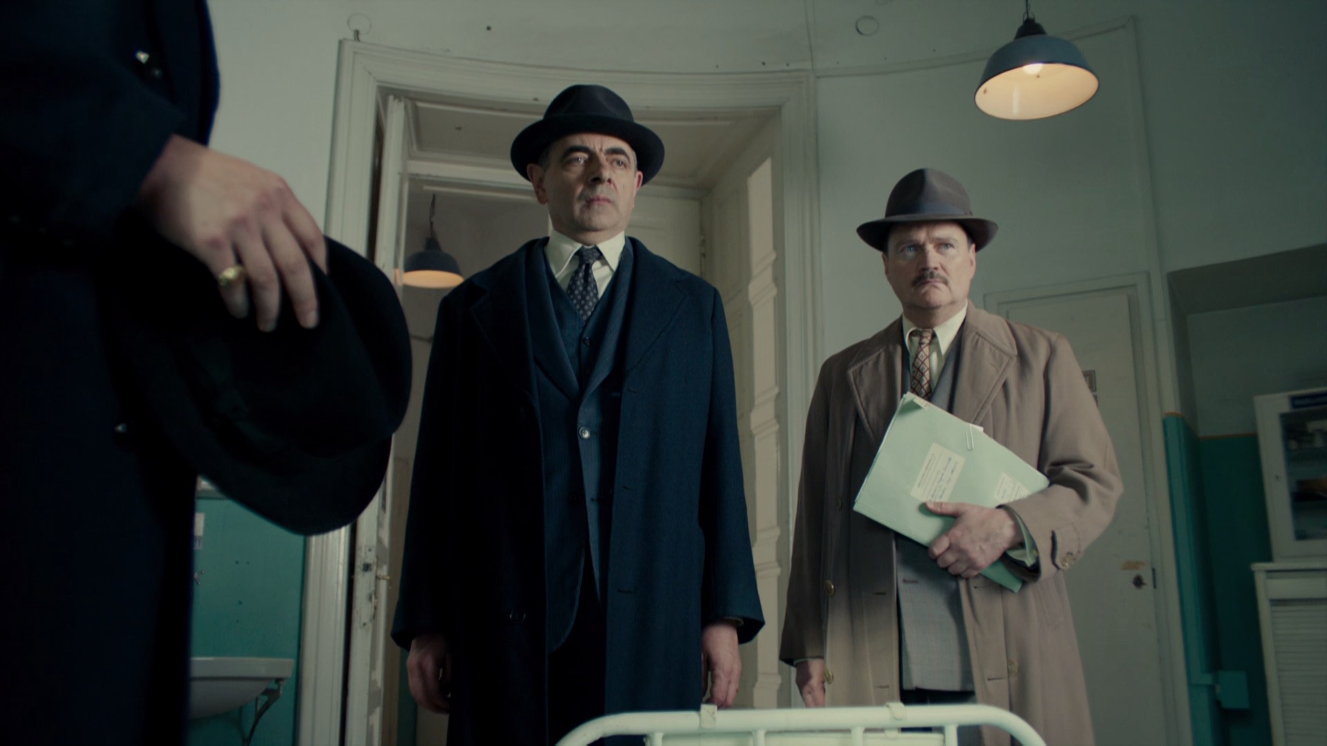 梅格雷的亡者[中英字幕].Maigret's.Dead.Man.2016.BluRay.1080p.x265.10bit-MiniHD 2.07GB-6.jpeg